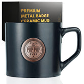 Taza Onebttl Pop Pop negra con insignia dorada, ideal para regalar.