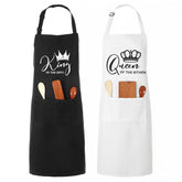 Delantal Oqqlin Rey Reina en negro y blanco, portada, ideal para cocinar en pareja.