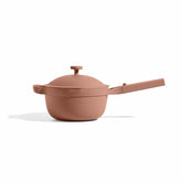Our Place Mini Perfect Pot con tapa y colador para drenar pasta.