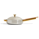 Sartén Our Place Titanium Always Pan Pro en cocina, ideal para saltear