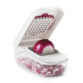 Cortador OXO para verduras y cebolla, corte rápido y seguro.