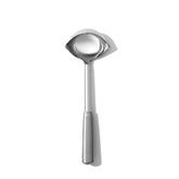 Cucharón OXO con mango ergonómico y agarre antideslizante para mayor comodidad.