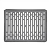 OXO Good Grips: alfombrilla para fregadero grande con drenaje para un secado más rápido.