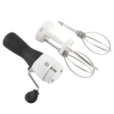 Batidora OXO Good Grips con mango ergonómico para batir huevos con menor esfuerzo.