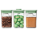 OXO Good Grips: conjunto de contenedores pistachio 1 qt para despensa ordenada.