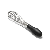 Batidor compacto OXO, frente, ideal para aderezos en frascos pequeños.