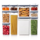 OXO Good Grips POP contenedores apilables para despensa, ideal para organizar.