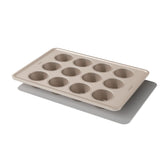 Moldes para muffins de 12 cavidades de OXO Good Grips Pro para uso diario.