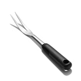 Tenedor para trinchar OXO en acero inoxidable con agarre cómodo para asados.