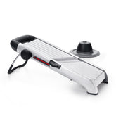 Mandolina SteeL de OXO con corte recto para rebanados uniformes.
