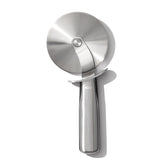 OXO rueda para pizza de acero inoxidable de 4 pulgadas, ideal para cortar masas finas o pizzas gruesas.