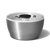 OXO Steel Salad Spinner con tapa transparente, facilita ver los ingredientes y conservarlos.