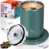 Taza OZTANCE auto-mezcla verde sobre escritorio moderno para uso diario