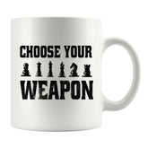Taza ceramica Panvola Elige tu arma, frente con diseño ajedrez para cafe diario.