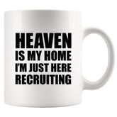 Panvola El Cielo Es Mi Hogar: taza frontal, ideal para empezar el día con humor y fe.