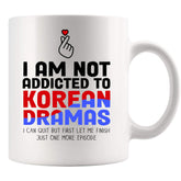 Taza Panvola con frase divertida sobre dramas coreanos, ideal para empezar el día.