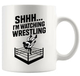 Panvola Shhh I'm Watching Wrestling, vista frontal de taza con diseño divertido para café diario