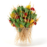Palillos PARTYHIPPO de bambú decoran frutas tropicales en coctel