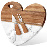 Patelai tablero corazón de mármol y madera, perfecto para servir quesos y aperitivos.