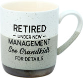 Taza Pavilion 15oz con texto frontal Jubilado Bajo Nueva Administración, ideal para café diario.