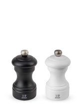 Molinillos Peugeot Bistro en negro y blanco para realzar sal y pimienta en la mesa