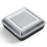 Molde cuadrado P&P CHEF de 8 pulgadas con tapa transparente para almacenamiento cómodo.
