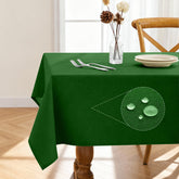 Mantel rectangular Pureegg de lino impermeable en verde realza la mesa.