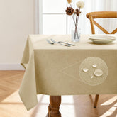 Mantel rectangular Pureegg impermeable en tono beige protegiendo la mesa