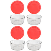Plato de vidrio Pyrex con tapa roja, ideal para almacenar y recalentar comidas.