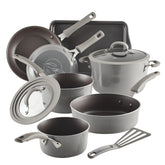 Conjunto Rachael Ray Cook Create de ollas y sartenes gris para cocción rápida y uniforme.