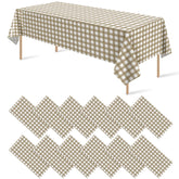 Mantel de plástico Ragnhild con cuadros marrón y blanco, ideal para fiestas al aire libre.