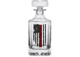 Rogue River Tactical decantador whisky con bandera línea roja delgada, ideal para regalo patriótico.