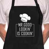 Delantal Rosoz negro frontal para cocinar con estilo.