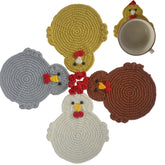 Posavasos de pollo tejido a mano RucaDeco protege la mesa con estilo artesanal.
