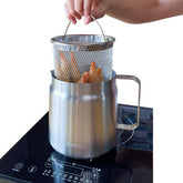 Saltlas olla frita profunda con cesta, lista para papas crujientes.
