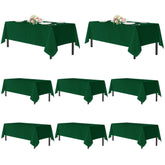 Mantel sancua desplegado en mesa rectangular de 60x120 pulgadas en verde bosque.