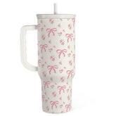 Sandjest Bow Tumbler con manija para hidratarse con estilo y comodidad.