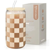 Sandjest vaso de vidrio con cuadros beige, tapa y pajilla, ideal para bebidas frías sostenibles
