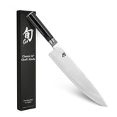 Shun Classic 10 pulgadas cuchillo sobre tabla de corte, ideal para rebanar verduras.