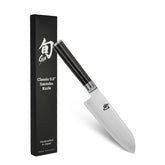 Shun Classic Santoku con mango pakkawood en forma D, agarre cómodo para uso ambidiestro.