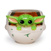 Taza Silver Buffalo Bebé Yoda 3D frontal, perfecta para colección y regalo.