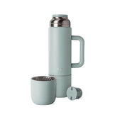 Simple Modern botella Roam frontal mostrando diseño y color Sea Glass Sage