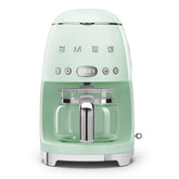 Cafetera Smeg 50s verde pastel, vista frontal, diseño atractivo para la cocina.