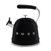 Hervidor Smeg retro visto lateral en negro, diseño icónico para tu cocina.