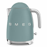 Smeg KLF03 Jade frontal, ideal para preparar tés y cafés.