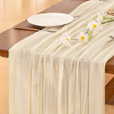 Socomi camino de mesa gasa beige de 120 pulgadas en escena elegante para bodas.