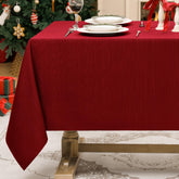 Mantel Softalker Jacquard Rojo con líneas geométricas cubriendo la mesa para fiestas.