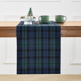 Solino Home Camino de Mesa Blackwatch muestra textura suave para una mesa elegante.