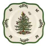 Plato de ensalada Spode con árbol navideño y borde escallado; ideal para fiestas.