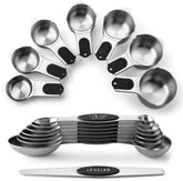 Spring Chef tazas imantadas en negro, almacenamiento compacto y ordenado.